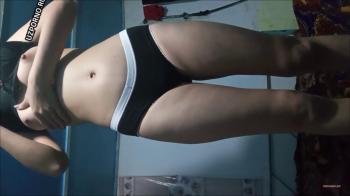 Молодая сексуальная узбечка раздевается на камеру и голая мастурбирует на камеру