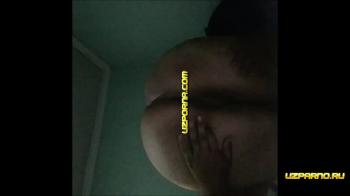 Толстая узбечка позирует голая на камеру и трахает себя расческой