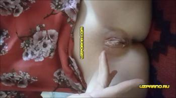 Молодая узбечка мастурбирует свою щавель на камеру телефона