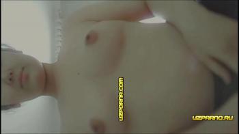 Молоденькая узбечка раздевается на камеру до гола и показывает дырочки