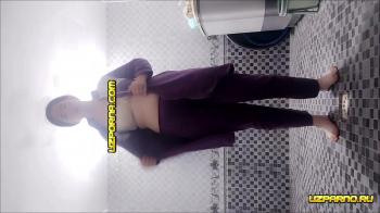 Пухлая белокурая узбечка раздевается в ванной