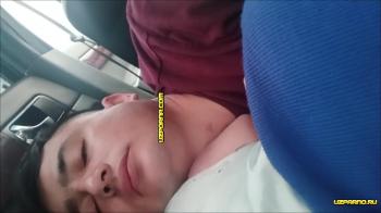 Молодая парочка узбеков лежат на заднем сидении машины