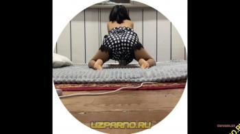 Худенькая узбечка танцует стриптиз под музыку